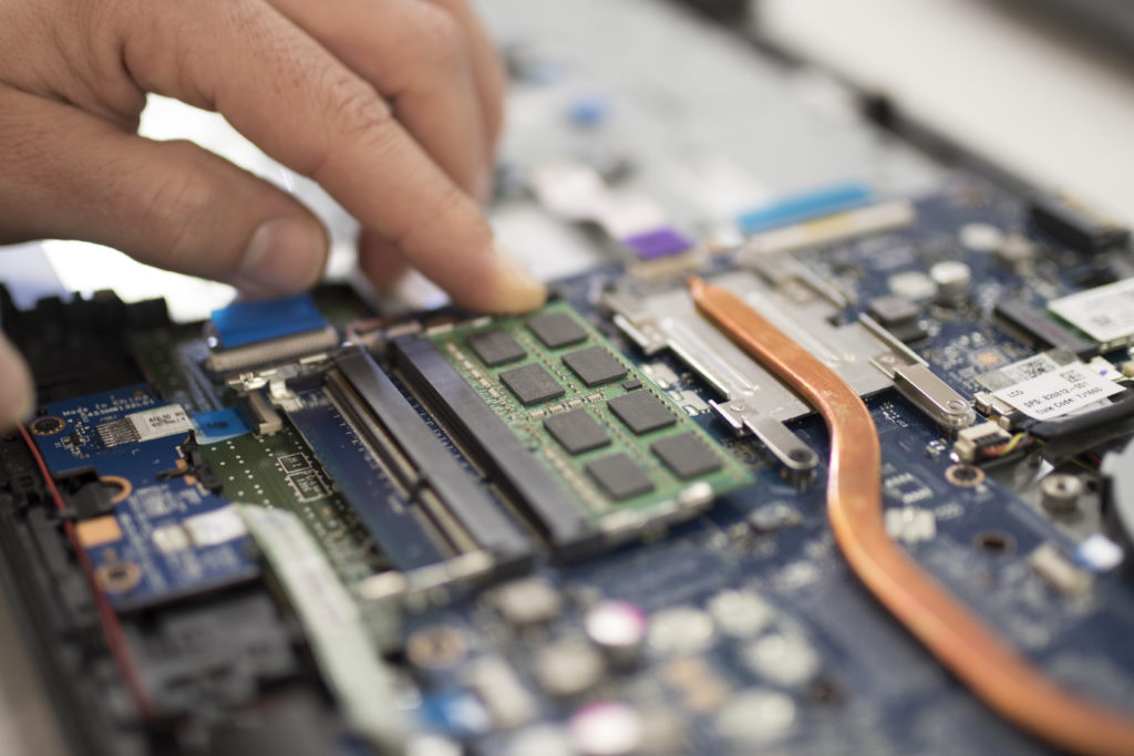 Pourquoi faire appel à un réparateur informatique ? 2 Quel est le rôle d’un réparateur informatique
