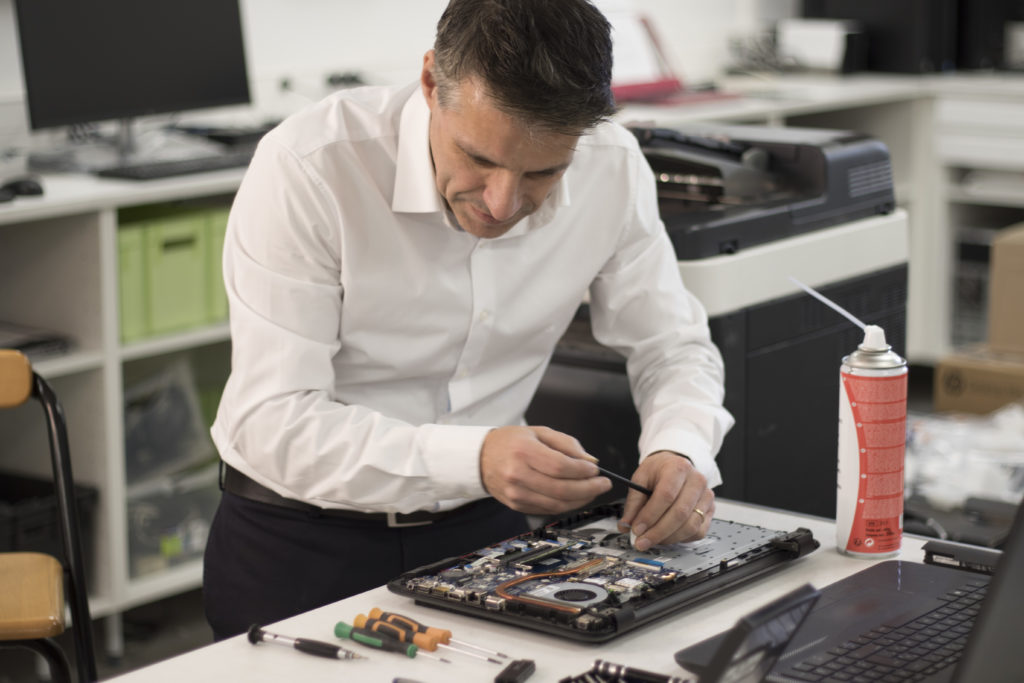 Pourquoi faire appel à un réparateur informatique ? 1 réparateur informatique